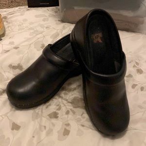 Solid black Dansko